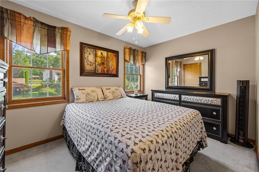 Welcome to this impeccably maintained 4-bedroom, 3.5-bath - photo 23