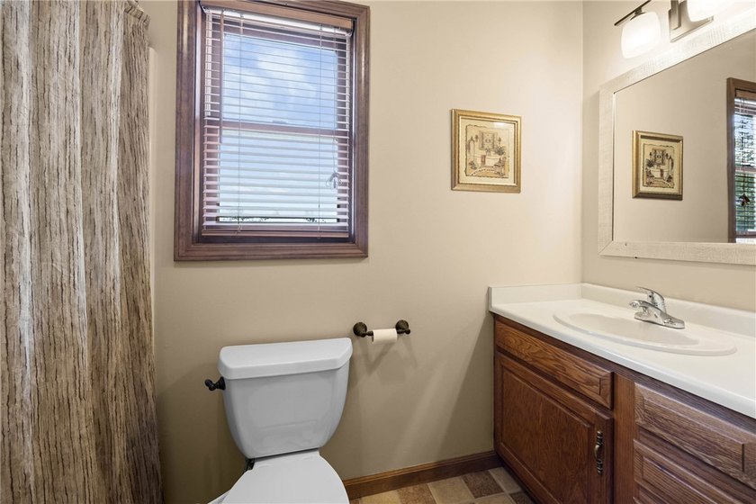 Welcome to this impeccably maintained 4-bedroom, 3.5-bath - photo 26