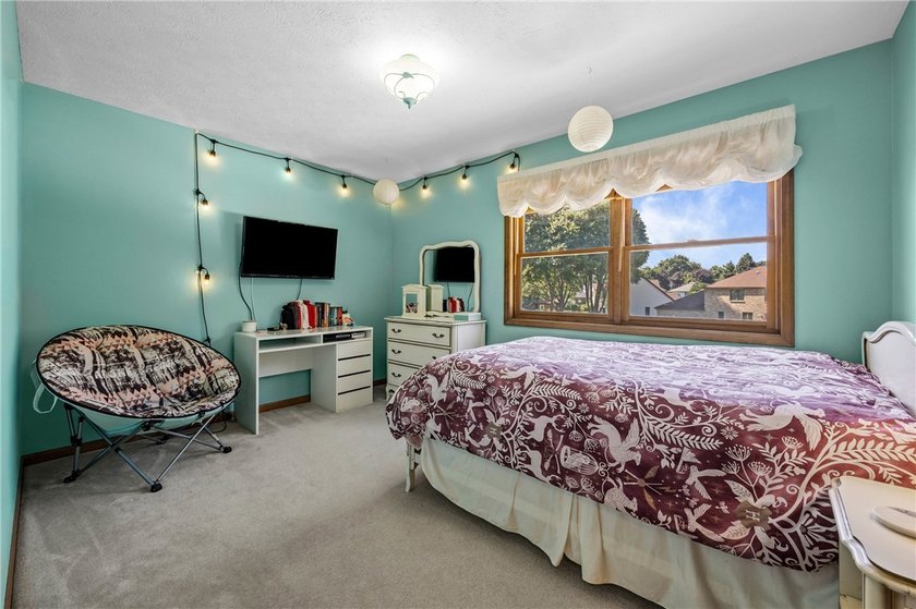 Welcome to this impeccably maintained 4-bedroom, 3.5-bath - photo 27