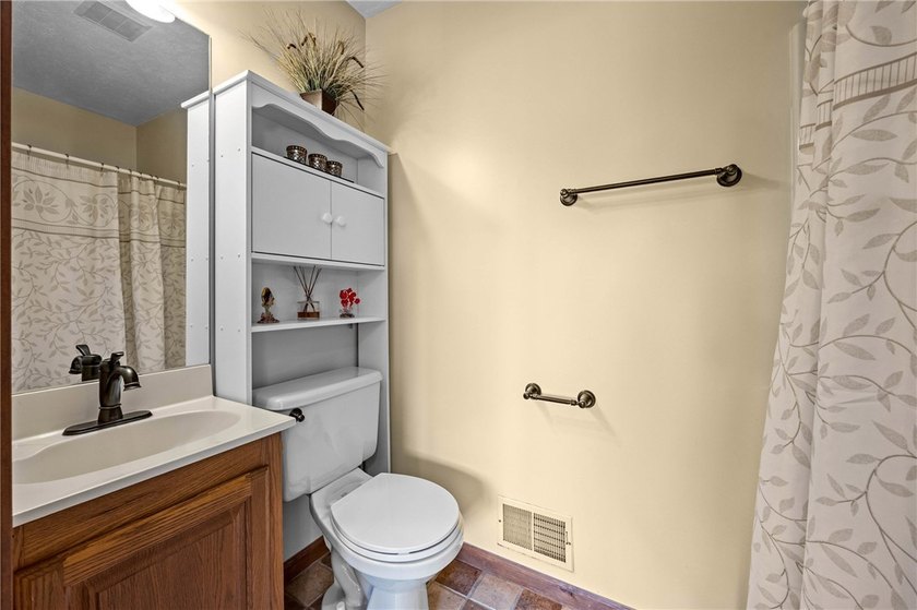 Welcome to this impeccably maintained 4-bedroom, 3.5-bath - photo 30