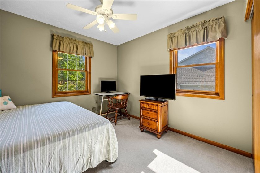 Welcome to this impeccably maintained 4-bedroom, 3.5-bath - photo 31