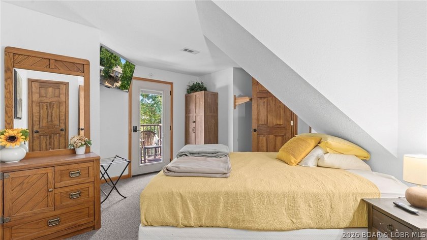 Welcome to this beautifully updated 3-bedroom, 2.5 bath - photo 33