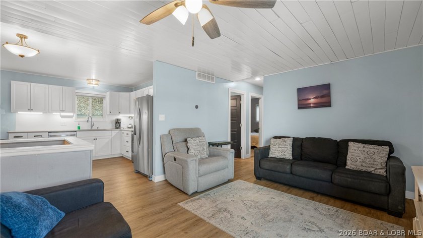 Beautifully updated 3 bed, 2 bath lakefront home at the 3MM in a - photo 4