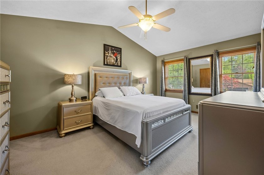 Welcome to this impeccably maintained 4-bedroom, 3.5-bath - photo 35