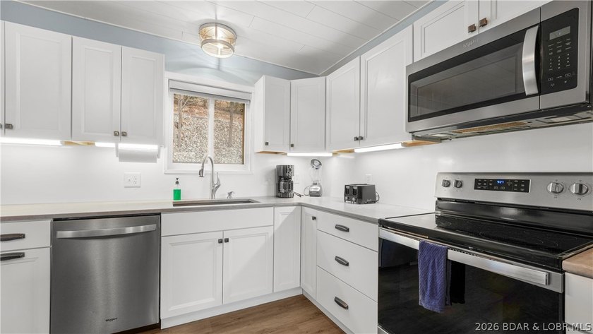 Beautifully updated 3 bed, 2 bath lakefront home at the 3MM in a - photo 6