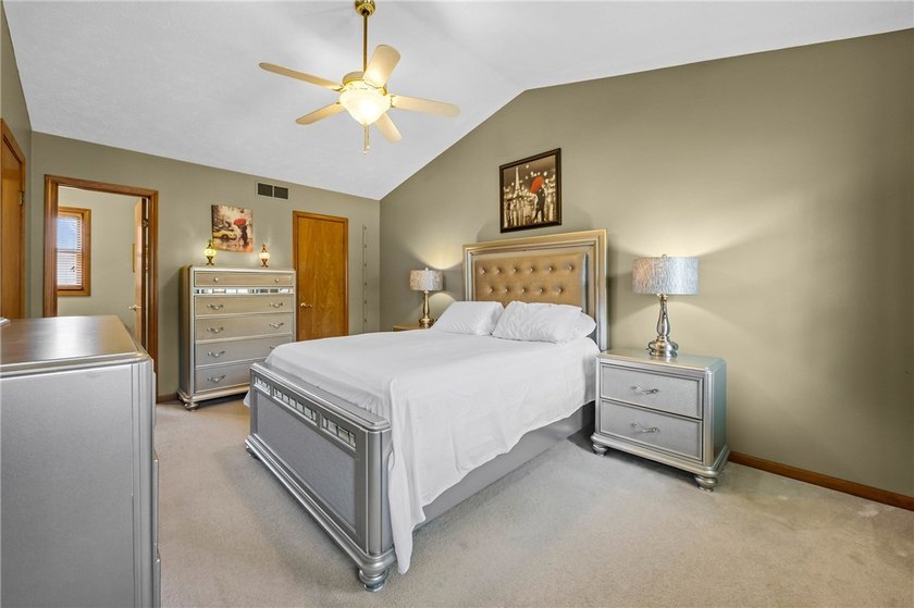 Welcome to this impeccably maintained 4-bedroom, 3.5-bath - photo 37