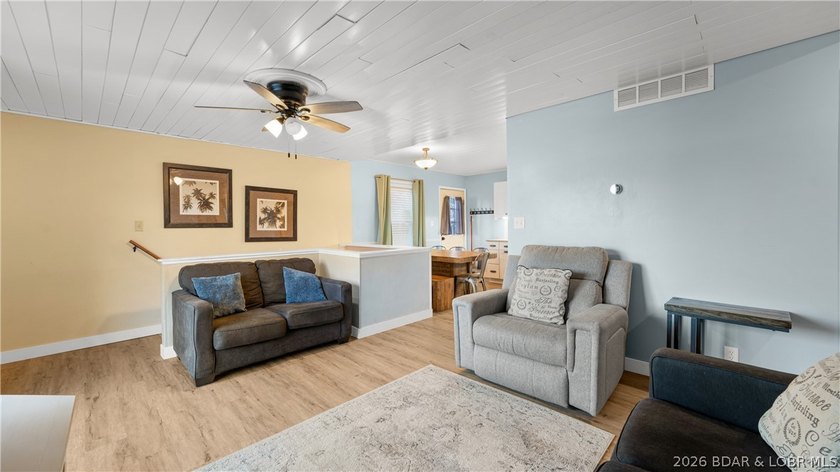Beautifully updated 3 bed, 2 bath lakefront home at the 3MM in a - photo 8