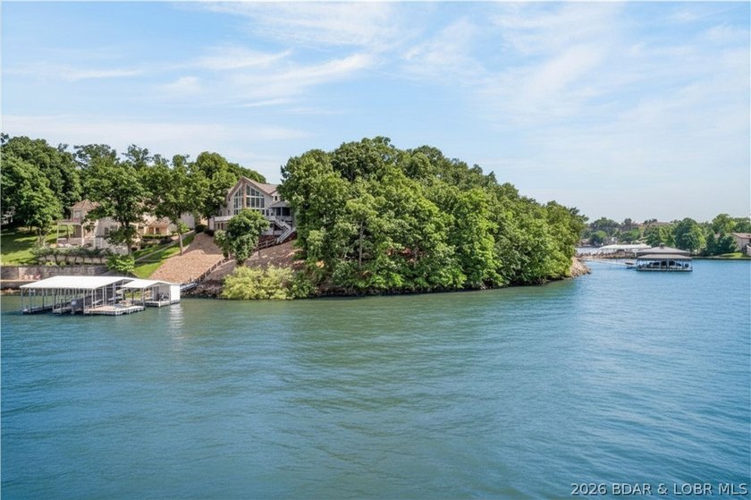 Discover the perfect setting for your dream lakefront estate in - photo 2