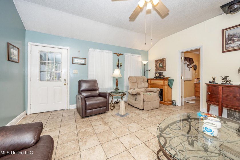 Discover exceptional potential with this 3 bedroom, 2 bath home - photo 19