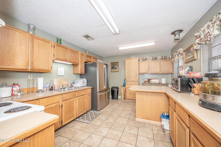 Discover exceptional potential with this 3 bedroom, 2 bath home - photo 21