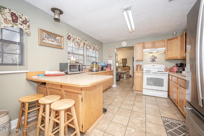 Discover exceptional potential with this 3 bedroom, 2 bath home - photo 22