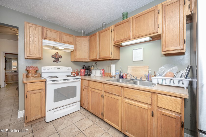 Discover exceptional potential with this 3 bedroom, 2 bath home - photo 23