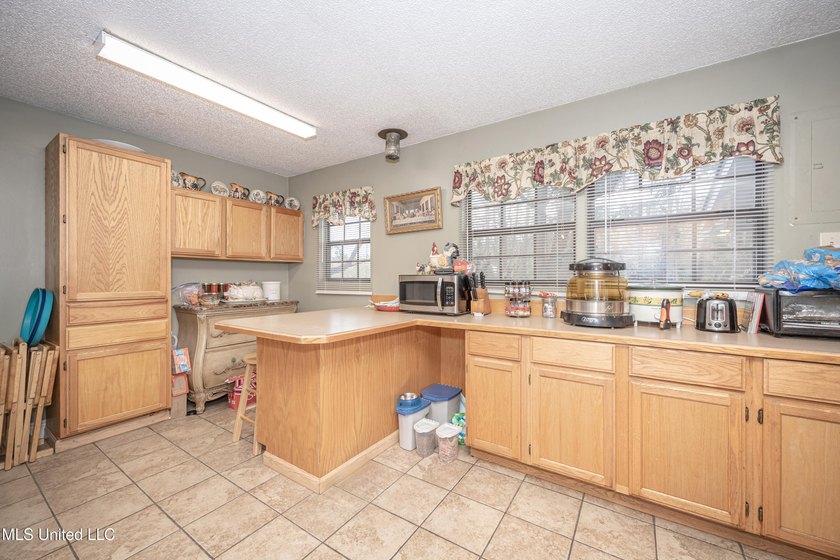 Discover exceptional potential with this 3 bedroom, 2 bath home - photo 24