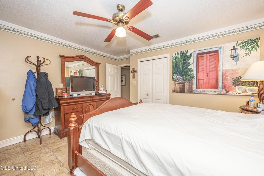Discover exceptional potential with this 3 bedroom, 2 bath home - photo 34