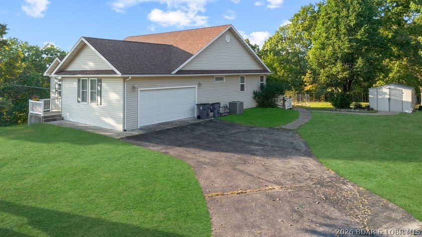 Welcome to this 4-bedroom, 3-bath lake-area-retreat with - photo 2