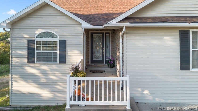 Welcome to this 4-bedroom, 3-bath lake-area-retreat with - photo 3