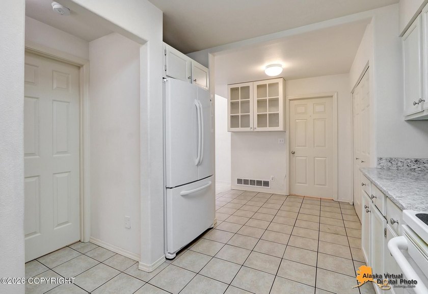 Townhome w/vaulted ceiling &amp; skylights provides plenty of - photo 17
