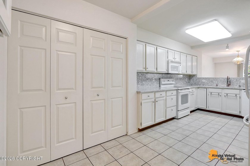 Townhome w/vaulted ceiling &amp; skylights provides plenty of - photo 19