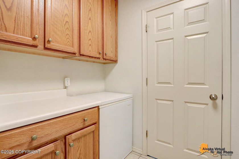 Townhome w/vaulted ceiling &amp; skylights provides plenty of - photo 22
