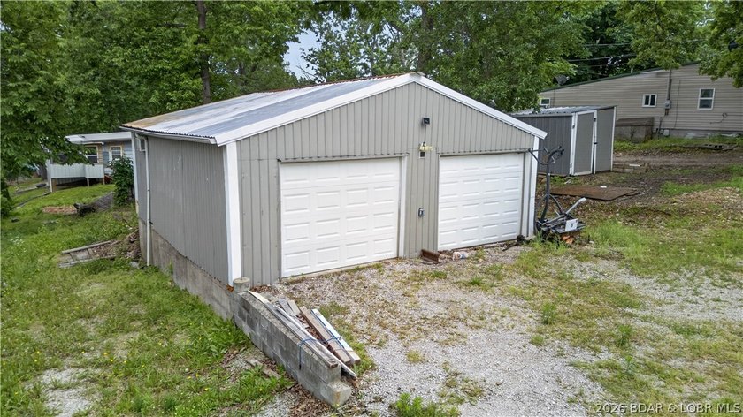 Charming 3-bedroom, 2-bath home located near the Lake of the - photo 3
