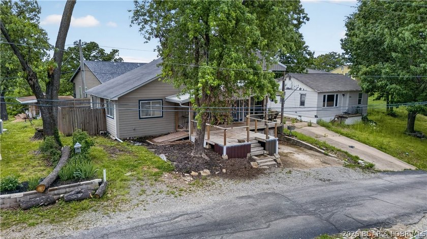 Charming 3-bedroom, 2-bath home located near the Lake of the - photo 6