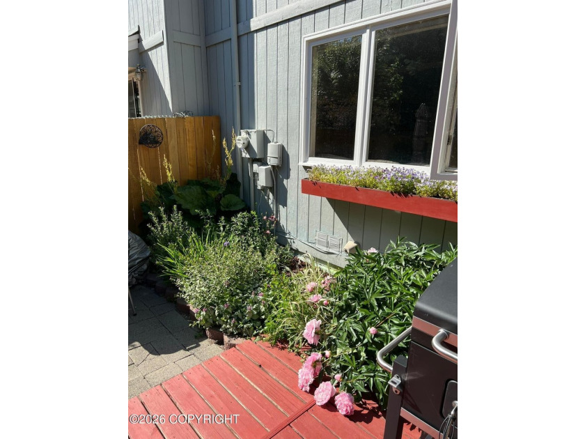 Townhome w/vaulted ceiling &amp; skylights provides plenty of - photo 50