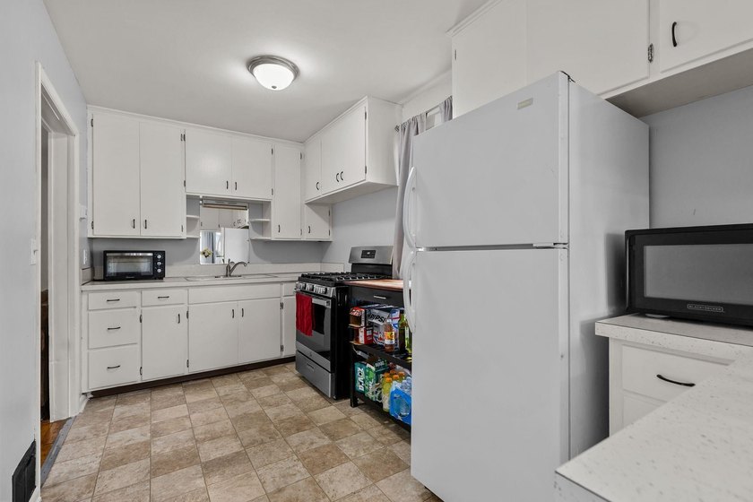 Located in a highly desirable Little Chute location and priced - photo 11