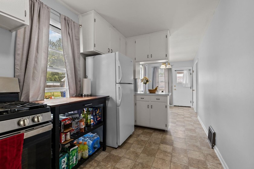 Located in a highly desirable Little Chute location and priced - photo 14