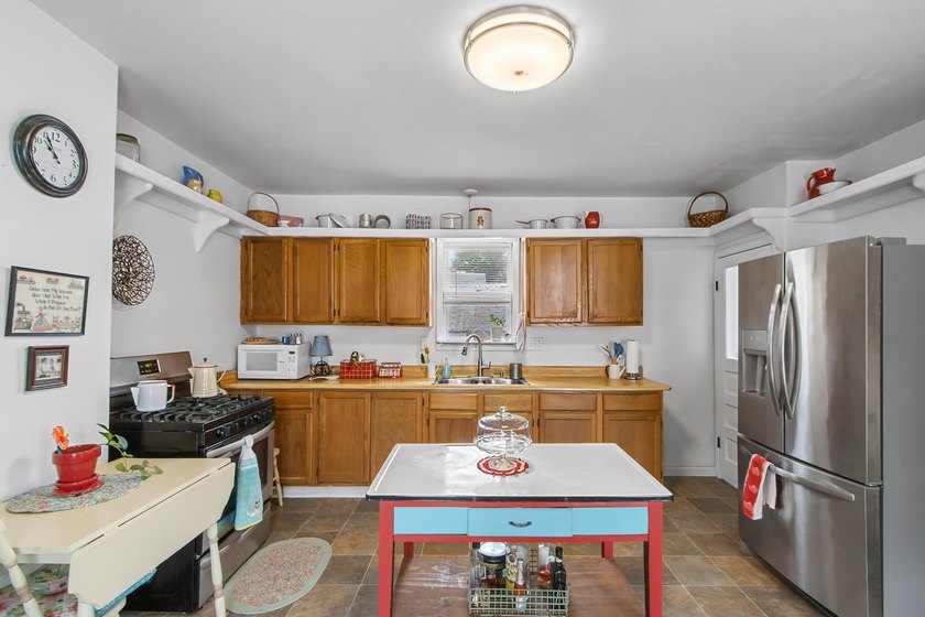 Cute, Cozy and full of charm! This 2-bedroom, 1.5 -bath home - photo 15