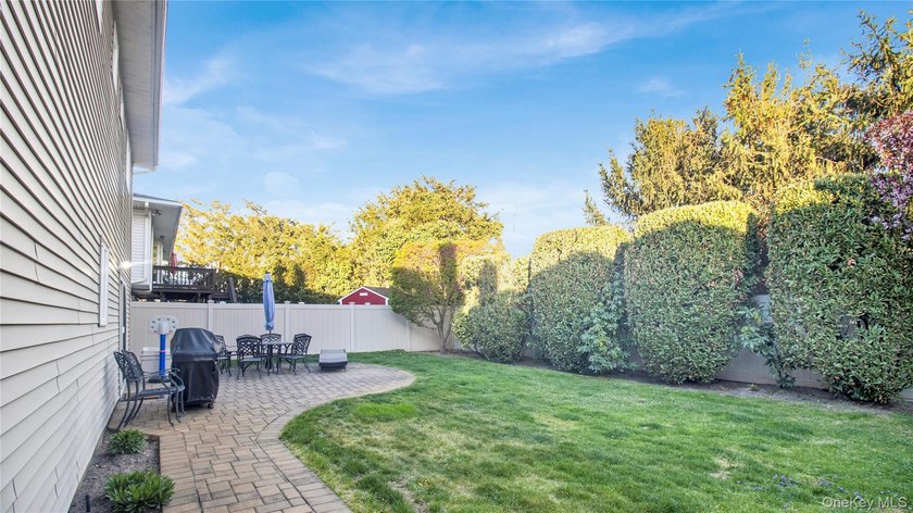 Located in Merrick, this spacious 4 Bedroom, 2.5 Bathroom - photo 3