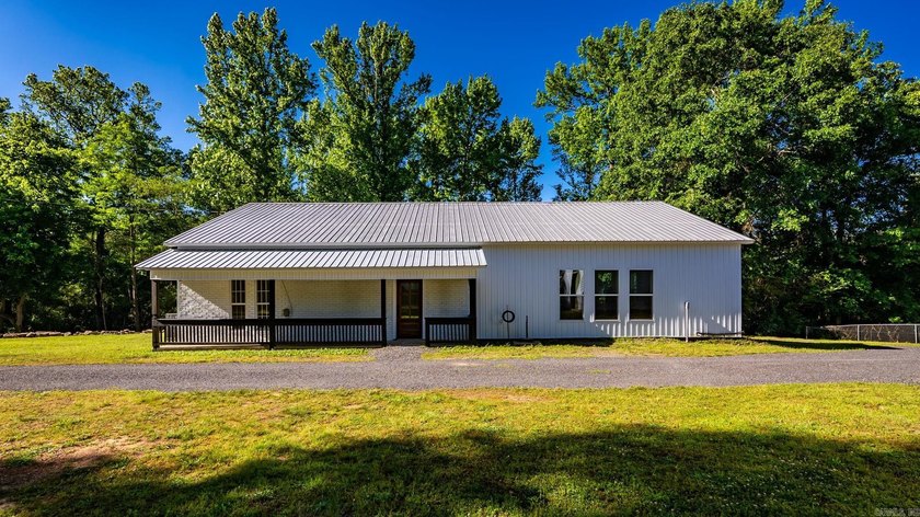MOTIVATED SELLERS! Fully renovated home in the heart of Clinton - photo 14