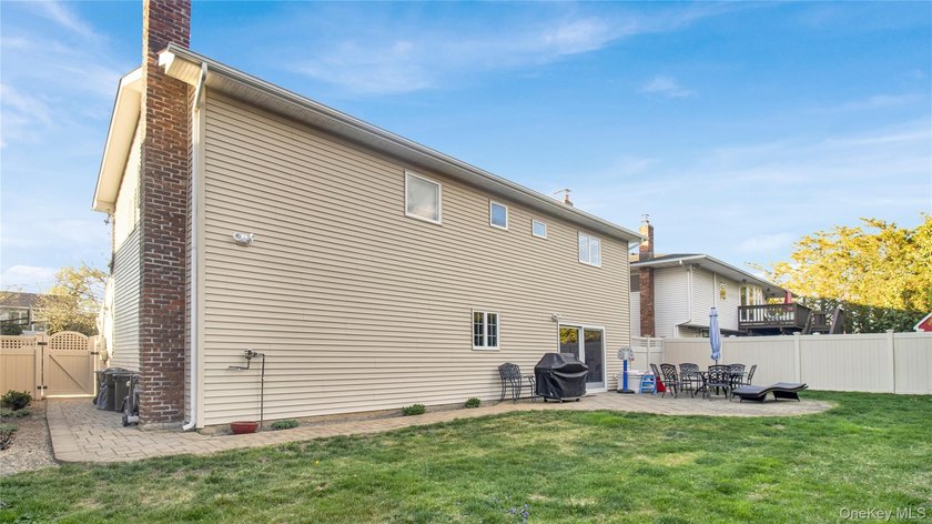 Located in Merrick, this spacious 4 Bedroom, 2.5 Bathroom - photo 4