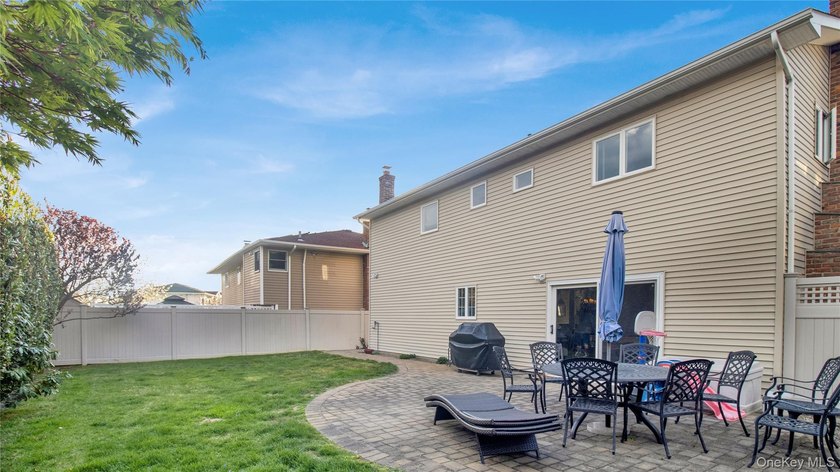 Located in Merrick, this spacious 4 Bedroom, 2.5 Bathroom - photo 5