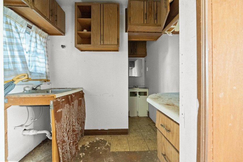 This 3-bedroom, 1-bathroom single-family home provides a - photo 15