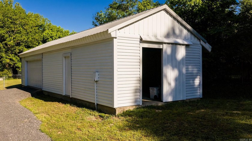 MOTIVATED SELLERS! Fully renovated home in the heart of Clinton - photo 20