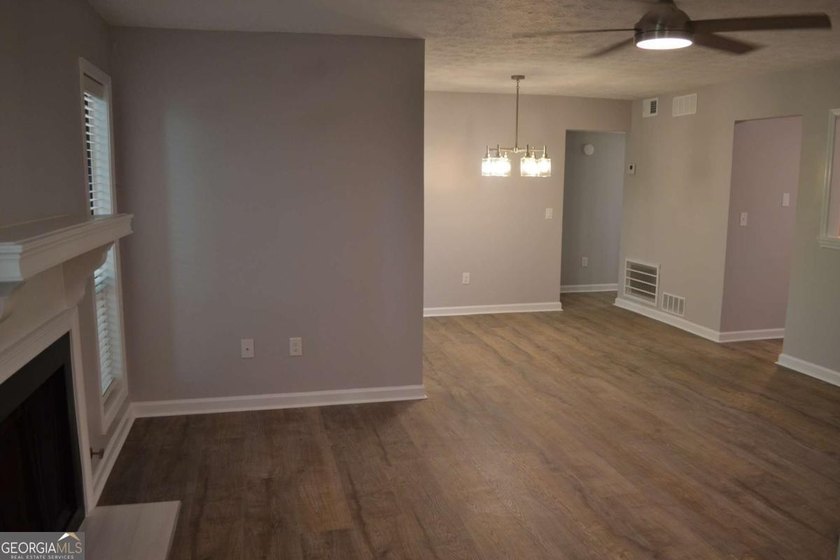 Gorgeous, professionally renovated Woodridge condo located in - photo 23
