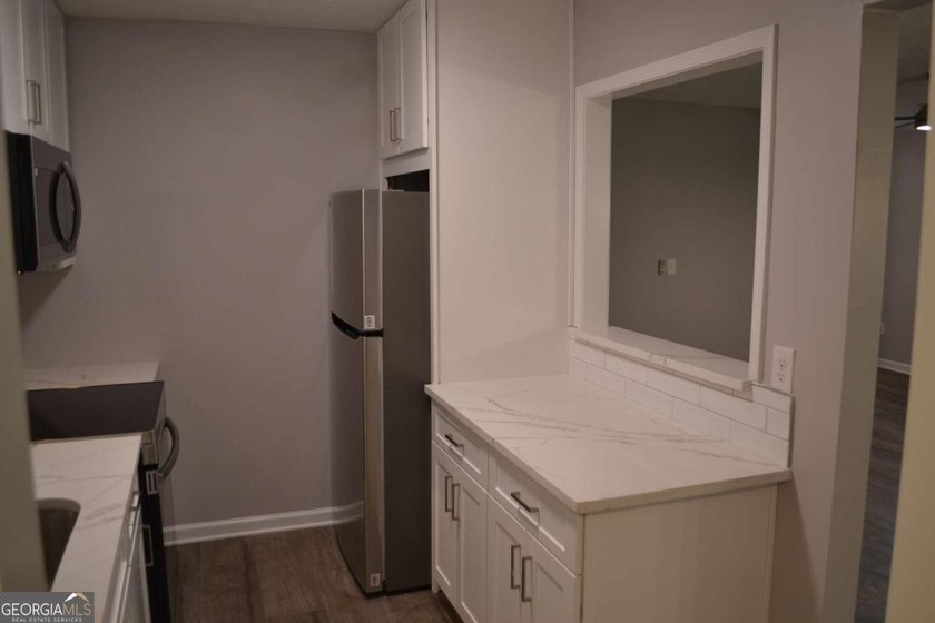 Gorgeous, professionally renovated Woodridge condo located in - photo 35
