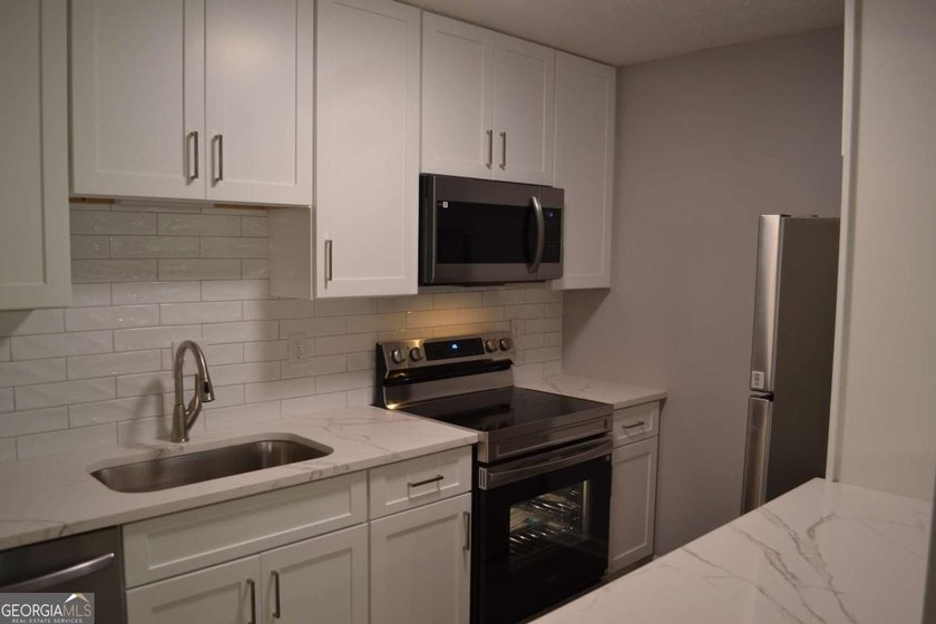 Gorgeous, professionally renovated Woodridge condo located in - photo 36