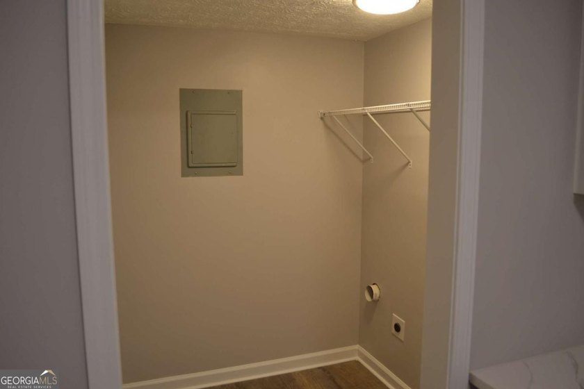 Gorgeous, professionally renovated Woodridge condo located in - photo 37