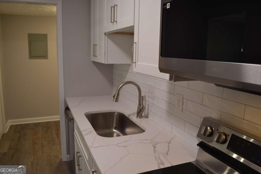 Gorgeous, professionally renovated Woodridge condo located in - photo 38