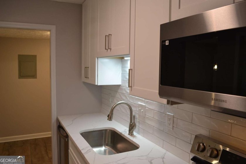 Gorgeous, professionally renovated Woodridge condo located in - photo 39