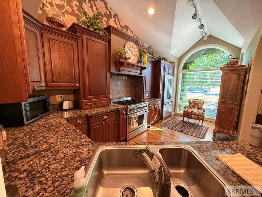 Welcome home to this spacious and beautifully maintained - photo 7