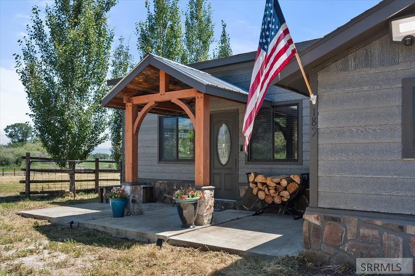 Welcome to where country living meets convenience! Nestled on 1 - photo 2