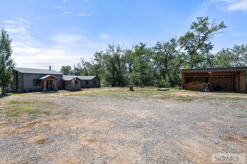 Welcome to where country living meets convenience! Nestled on 1 - photo 3