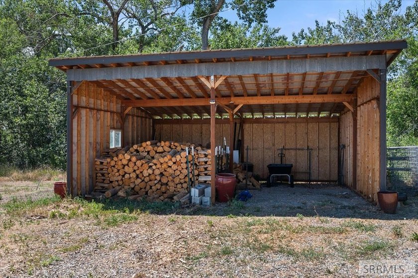 Welcome to where country living meets convenience! Nestled on 1 - photo 4