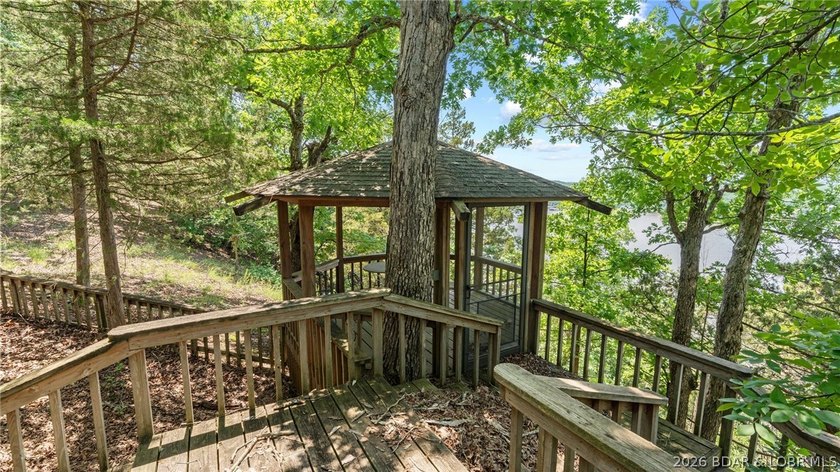 Fix-and-Flip Opportunity with Incredible Lakefront Views This - photo 6