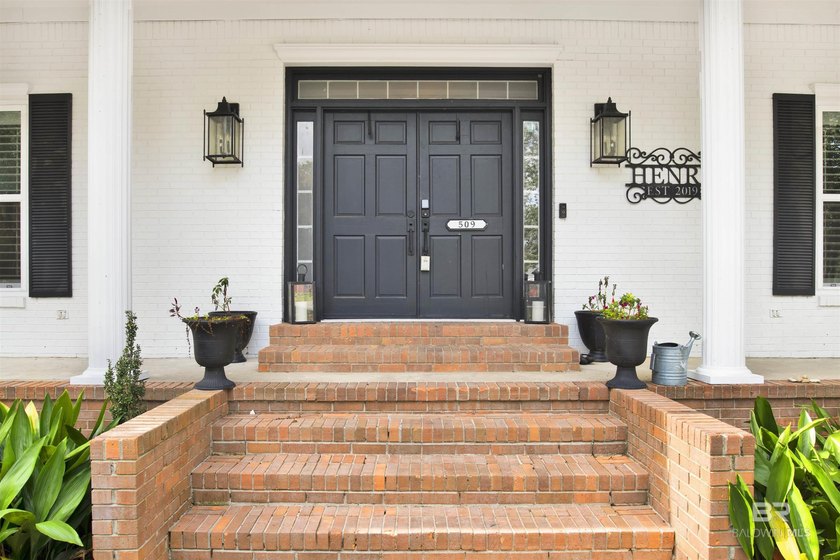 Welcome to this expansive 6-bedroom, 4.5-bath home perfectly - photo 3