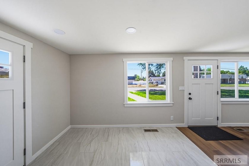 Welcome to 1139 Garfield St, Idaho Falls, ID 83401-a beautifully - photo 6