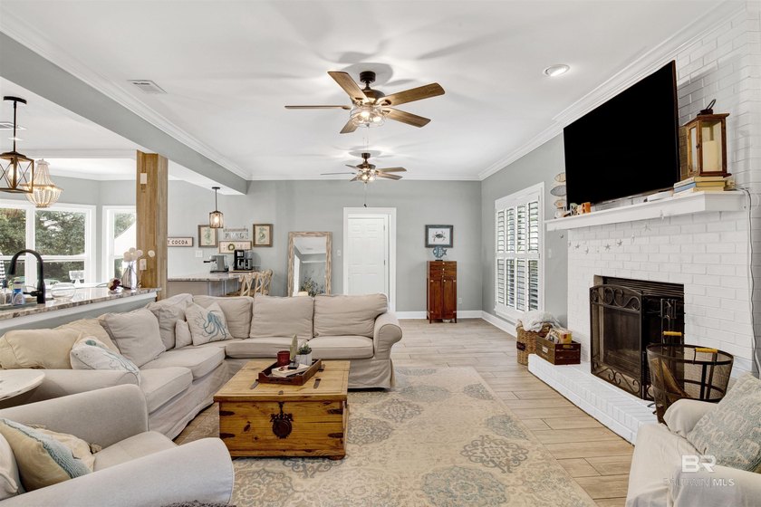 Welcome to this expansive 6-bedroom, 4.5-bath home perfectly - photo 8