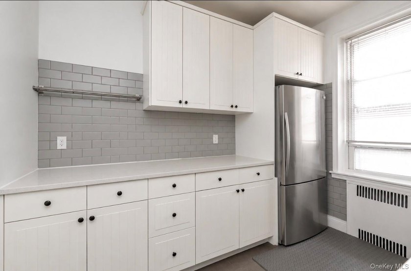 Welcome to Romney Hall, a charming prewar co-op in the heart of - photo 11